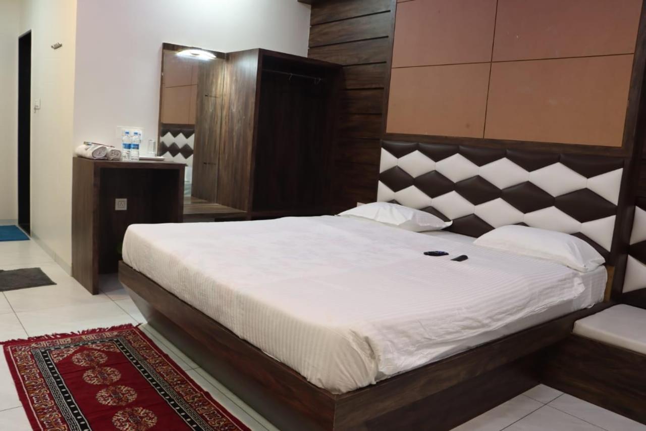 Pawan Executive Tuljapur Eksteriør bilde